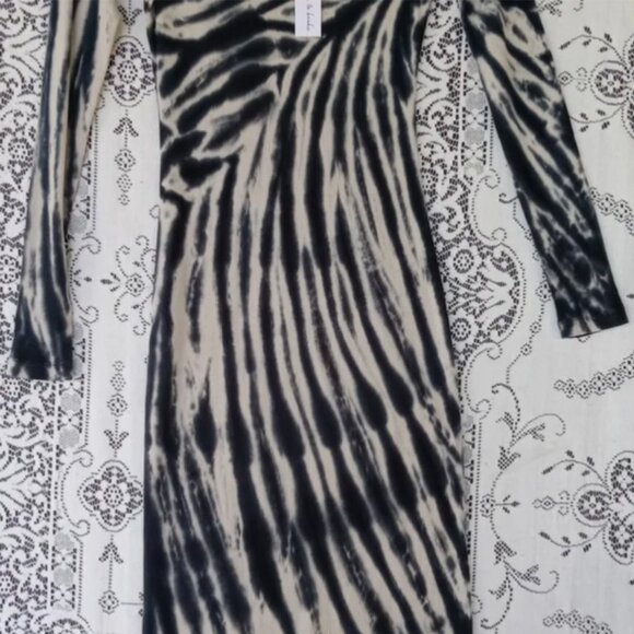 Young, Fabulous, & Broke To Dye Maxi Dress Size: M NWT - Picture 14 of 14